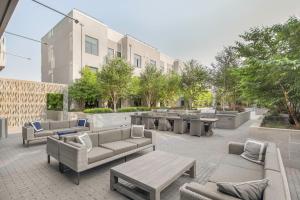 un patio avec des canapés et des tables dans un bâtiment dans l'établissement 1BR Mission Bay w Gym nr Caltrain SFO-25, à San Francisco