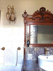 a bathroom with a sink and a mirror at Santa Emilia in Mondoñedo