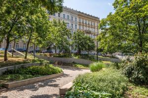 um jardim em frente a um edifício em Centrally located 3BD home near National Museum em Praga