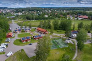 eine Luftansicht eines Parks mit Häusern und Autos in der Unterkunft Lindesbergs Hotell in Lindesberg