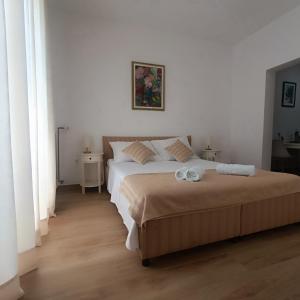 a bedroom with a bed with two towels on it at Villa Fragola 3 in Doli