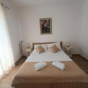 a bedroom with a bed with two pillows on it at Villa Fragola 3 in Doli