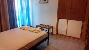 Postel nebo postele na pokoji v ubytování Liossis Rooms & Apartments