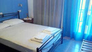Postel nebo postele na pokoji v ubytování Liossis Rooms & Apartments