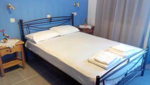 Postel nebo postele na pokoji v ubytování Liossis Rooms & Apartments