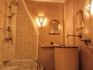 een badkamer met een douche en een toilet bij Dar Taliwint in Marrakesh