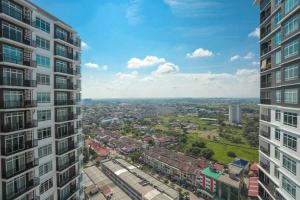 Pemandangan umum bagi Melaka atau pemandangan bandar yang diambil dari apartmen
