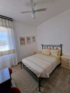 1 dormitorio con 1 cama y ventilador de techo en Baida Santos, en Santa Maria la Palma