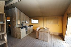 an overhead view of a kitchen in a house at De Zuidvliet Glamping Deluxe 2 in Wolphaartsdijk