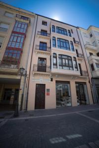 a tall building with windows on a city street at Mati's Suite - San Torcuato 4 in Zamora