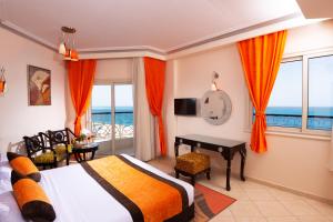 Posteľ alebo postele v izbe v ubytovaní Sphinx Aqua Park Beach Resort