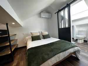 Llit o llits en una habitació de Les chambres de Nita - Guest House