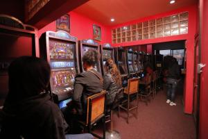 een groep mensen die speelautomaten spelen in een casino bij Hotel de L'Avenue - Tana City Centre in Antananarivo