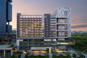 深圳深圳光明天安云谷逸衡酒店的城市建筑物的 ⁇ 染