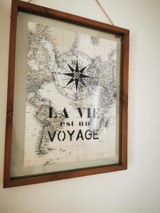 a weathered map of the world with a compass w obiekcie Maison au cœur de migennes w mieście Migennes