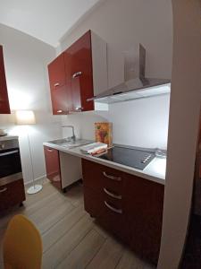 una cucina con armadi rossi e piano di lavoro di Gardenia free parking a Bari