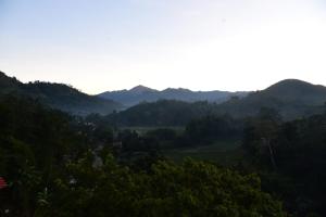 een uitzicht op een vallei met bergen in de verte bij 9 Hills Ella in Ella