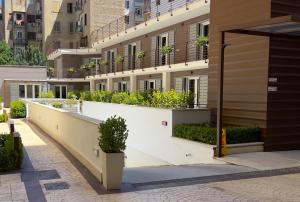 un bâtiment avec des plantes sur son côté dans l'établissement Borgo San Lorenzo Roma, à Rome