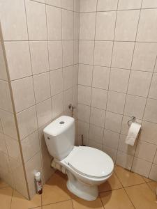 W pokoju znajduje się łazienka z białą toaletą. w obiekcie Pokój jednoosobowy z prywatną łazienką - Piotrkowska 262-264 pok 302 w Łodzi