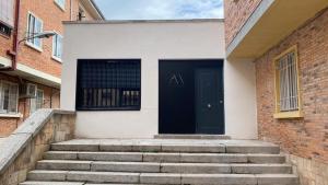 una puerta negra en el lateral de un edificio con escaleras en AM II Segovia VUT en Segovia