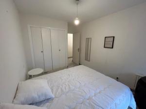 a bedroom with a large white bed in it at Appartement Cosy Montpellier in Montpellier