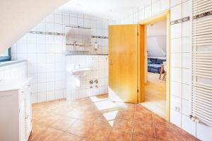 un bagno con lavandino e WC di Hafen Seedorf Haus 1 a Seedorf Altre 119 foto