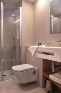 La salle de bains est pourvue de toilettes, d'un lavabo et d'une douche. dans l'établissement Pinomar - Emar Hotels, à Es Caló