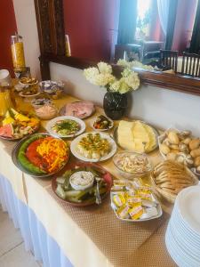 una mesa llena de diferentes tipos de alimentos en Valdi Classic, en Zabrze