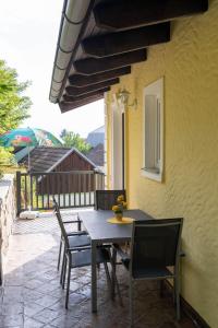 - une table et des chaises sur une terrasse avec un bâtiment dans l'établissement LOFT 2, à Thürnthal
