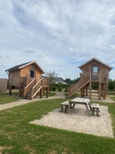 a park with a picnic table and a cabin at Hoogte Huisje Italien in Swalmen