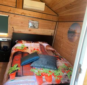 a bedroom with a bed in a cabin at Hoogte Huisje Italien in Swalmen