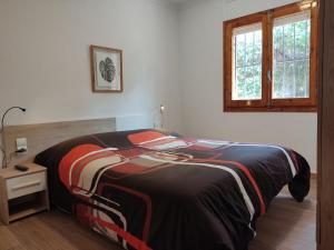 Un dormitorio con una cama con una manta de colores. en Villa Font, en L'Ametlla de Mar