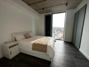 Una cama o camas en una habitación de Stylish Apartment in Greenwich