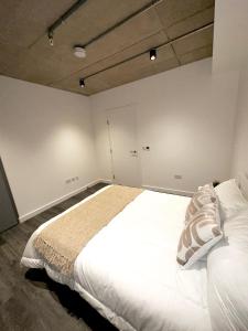 Una cama o camas en una habitación de Stylish Apartment in Greenwich