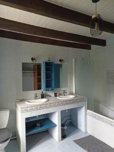 baño con 2 lavabos y armario azul en Chante Ruisseau - Petit Havre de paix Breton, en Plouguenast Langast