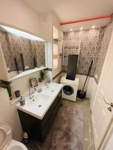 a bathroom with a sink and a toilet at Elegante Wohnung mit Charme am Marktplatz - 3Z - nähe Frankfurt am Main & Hanau in Nidderau