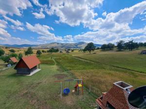 eine Luftansicht eines Feldes mit Spielplatz in der Unterkunft Vikendica Velanac in Zlatibor