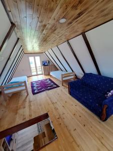 - un salon avec un canapé bleu et un plafond en bois dans l'établissement Vikendica Velanac, à Zlatibor