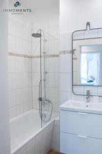 uma casa de banho com um chuveiro, uma banheira e um lavatório. em Stilvolles Apartment im Zentrum em Magdeburg