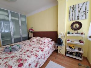 1 Schlafzimmer mit einem Bett mit Blumenbettdecke in der Unterkunft Comfortable in Cannes in Cannes
