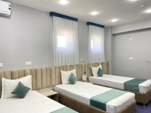 Ένα ή περισσότερα κρεβάτια σε δωμάτιο στο BLUE SKY