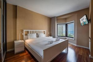 - une chambre avec un grand lit et une grande fenêtre dans l'établissement GuestReady - A prime stay near the beach, à Matosinhos