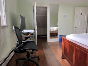 a bedroom with a desk and a chair next to a bed at Malden rooms in Malden +1 photo