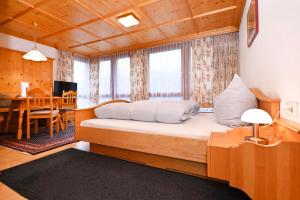 Gästehaus Rundblick في شرونس: غرفة نوم مع سرير وغرفة طعام