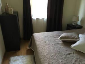 a bedroom with a bed and a window at Aroeira Golf in Charneca +25 photos