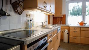 uma cozinha com um lavatório e um fogão em Harbart em Soltau