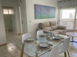 sala de estar con mesa, sillas y sofá en Calabardina Playa con Wifi Ideal para Buceadores, en Águilas