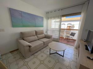 sala de estar con sofá y mesa en Calabardina Playa con Wifi Ideal para Buceadores, en Águilas