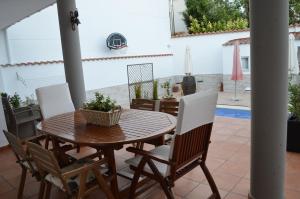 a wooden table and chairs on a patio at Casa Rural Los Pinillos in Motilleja