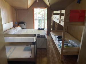 a room with two bunk beds and a window at Villaggio Palumbo Sila - Appartamento in Cotronei
